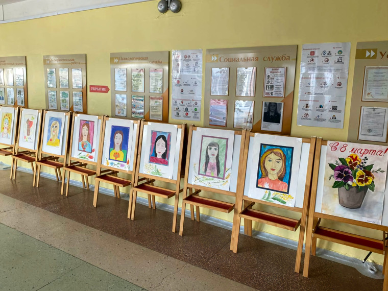 В преддверии любимого праздника 8 Марта  в фойе Гимназии развернулась выставка рисунков «Мамин праздник».